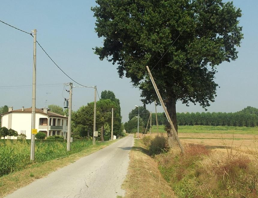 Palo della luce rimane a penzoloni 