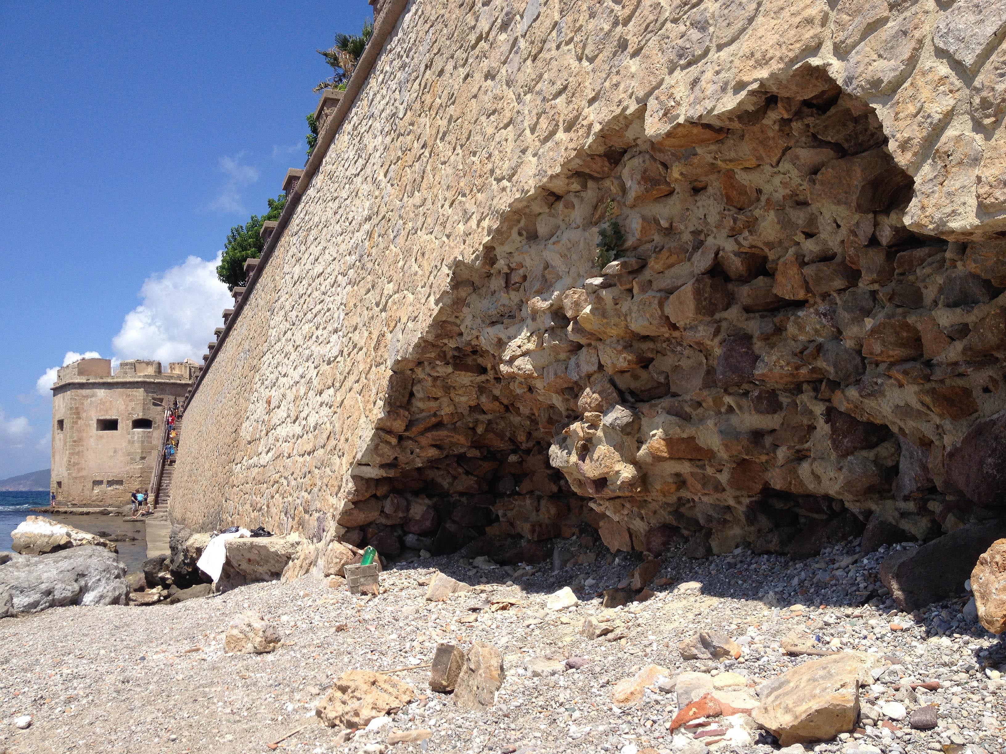 La voragine scavata dal mare sotto i bastioni di Alghero