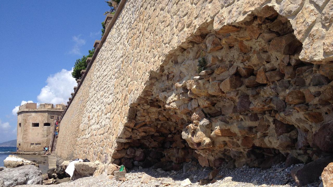 La voragine scavata dal mare sotto i bastioni di Alghero