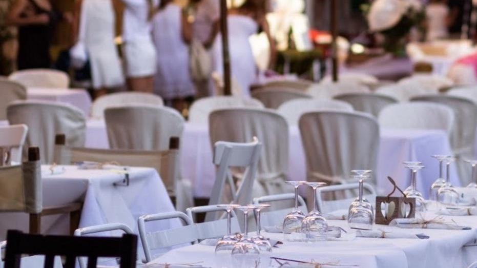 Abiti e tavole candide, Carrara cena in bianco
