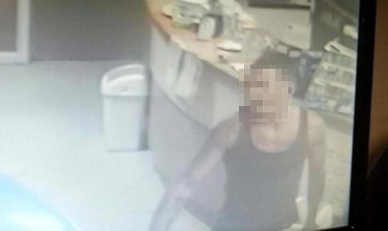 Filmato nel bar mentre ruba due telefoni: scoperto