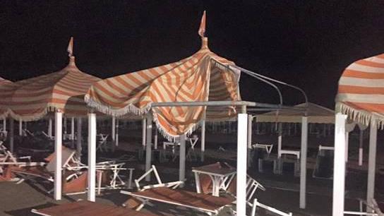 I danni causati dal vento sulla spiaggia di Lido di Camaiore