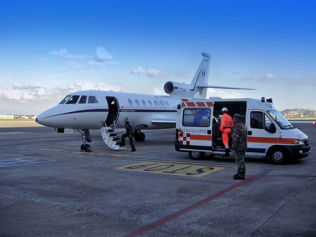 L'imbarco del bimbo sul Falcon dell'Aeronautica militare