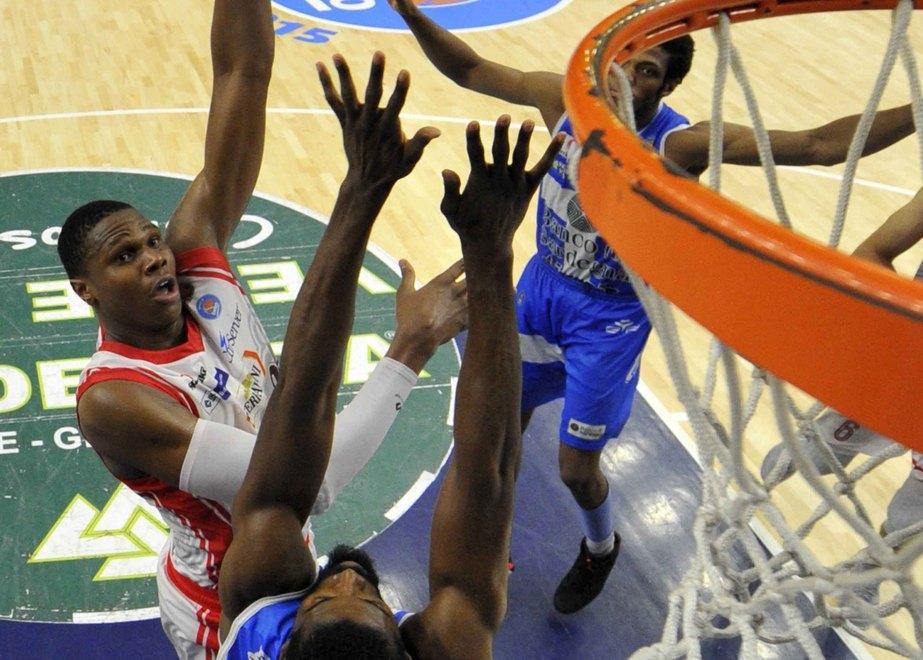 Vitalis Chikoko va a canestro