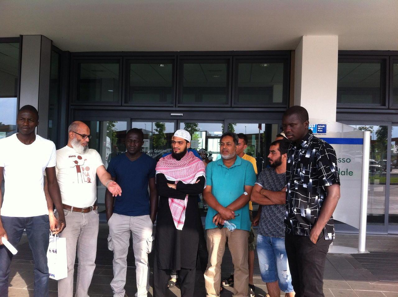 I membri di Al Maghreb all'ingresso dell'ospedale
