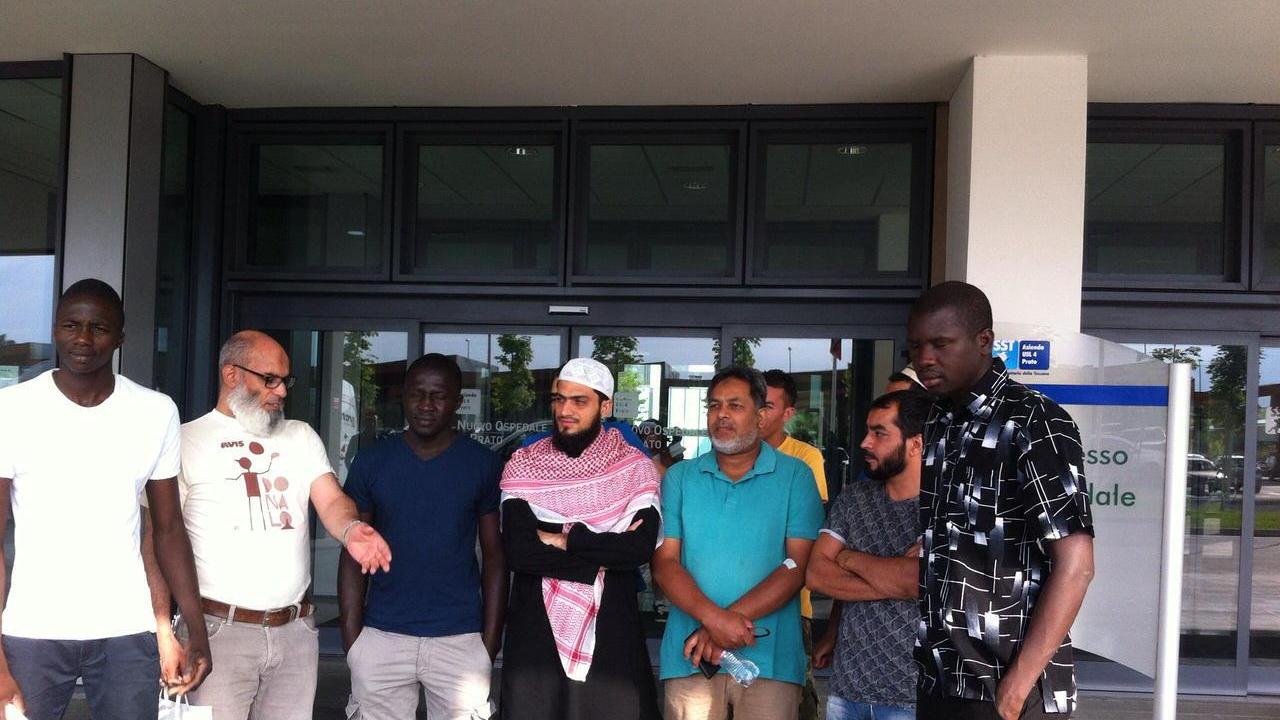I membri di Al Maghreb all'ingresso dell'ospedale