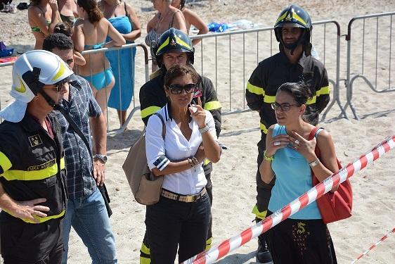 Il sopralluogo del pm Greco (a destra) con il capo della squadra mobile Pala e i vigili del fuoco