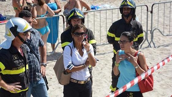 Il sopralluogo del pm Greco (a destra) con il capo della squadra mobile Pala e i vigili del fuoco