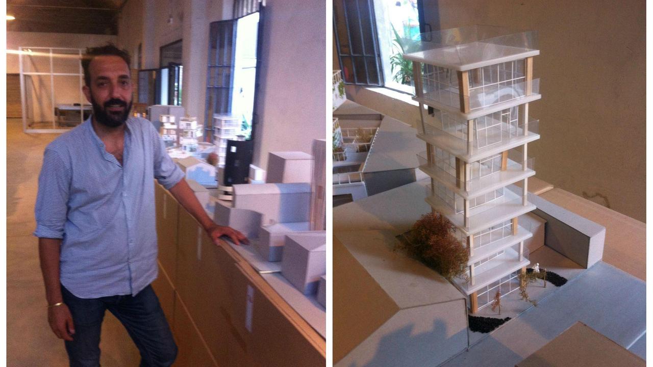 L'assessore Valerio Barberis e un modello di casa torre