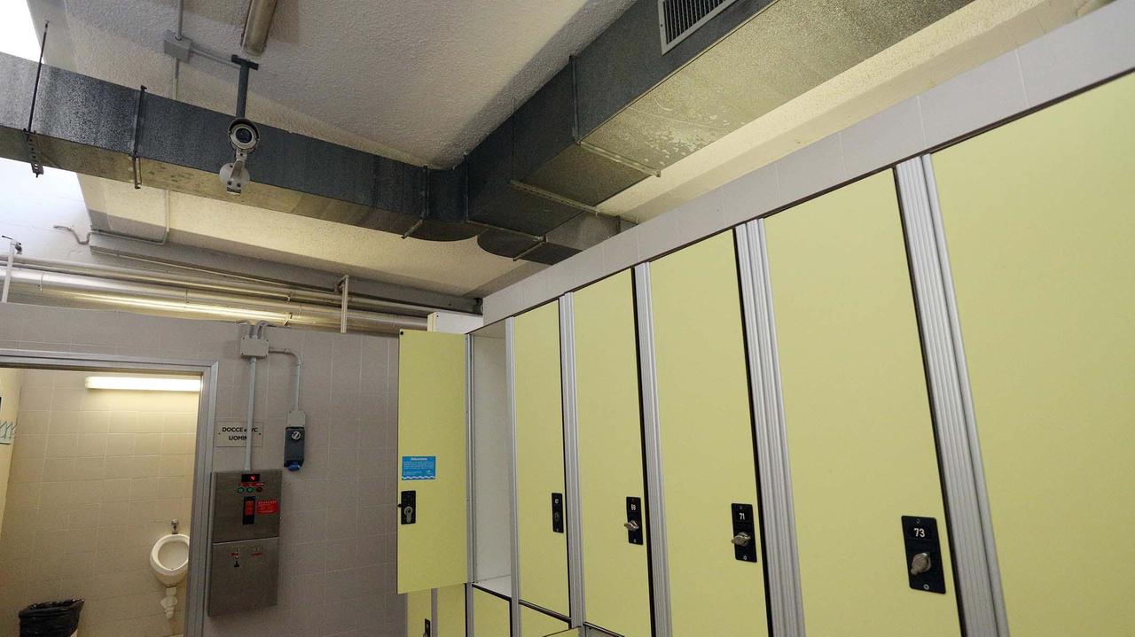 I gestori invitano a utilizzare gli armadietti sorvegliati dalla telecamera (Foto Agenzia Carlo Sestini)