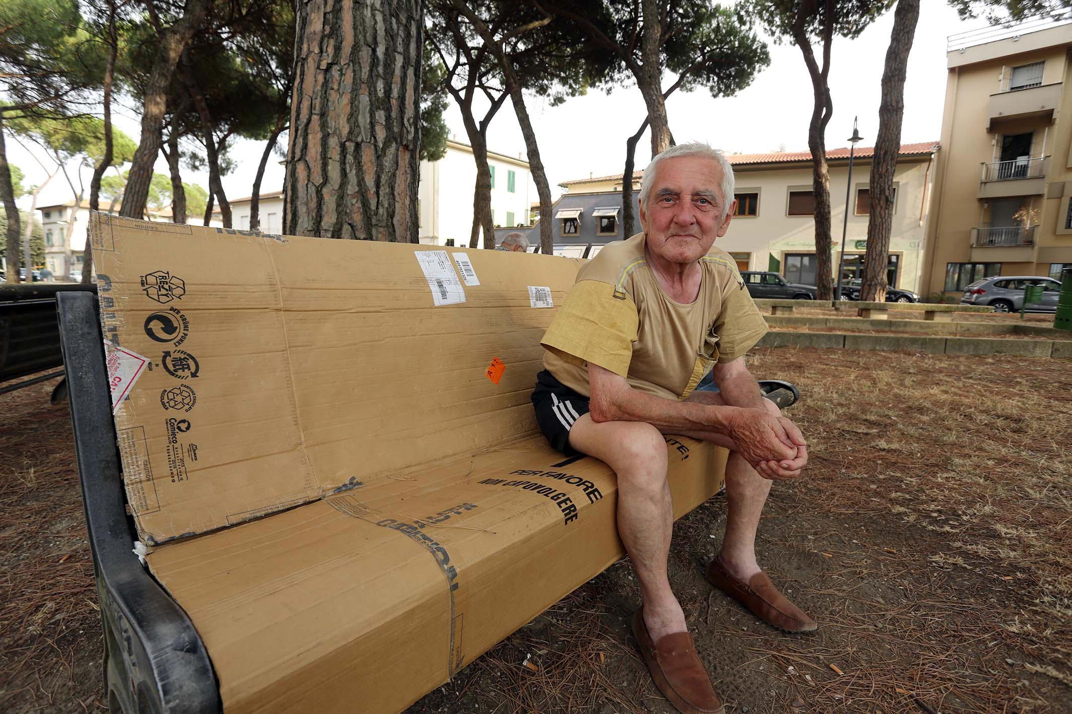 Adriano Gambini sulla panchina di piazza Ristori di Empoli