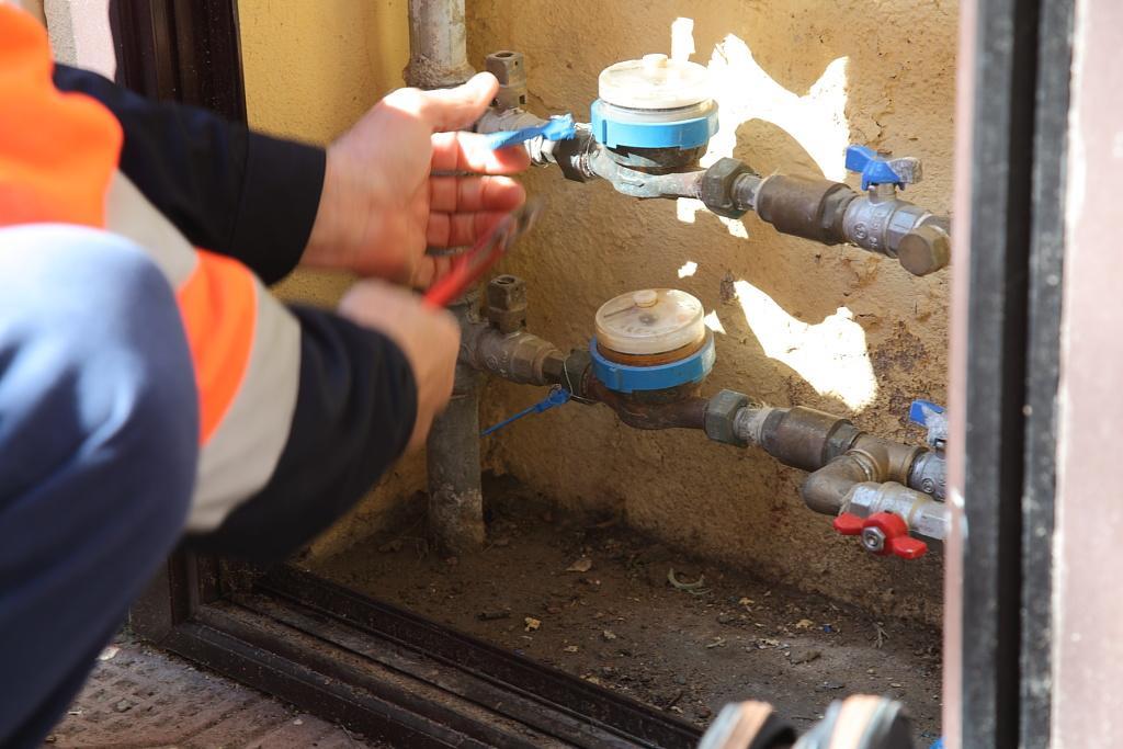 Un operatore di Abbanoa controlla i contatori dell'acqua
