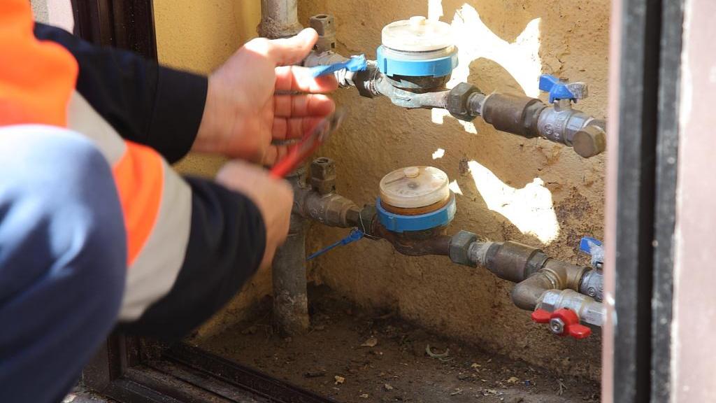 Un operatore di Abbanoa controlla i contatori dell'acqua