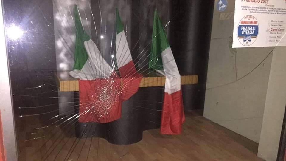 La vetrina infranta nella sede di Fratelli d'Italia