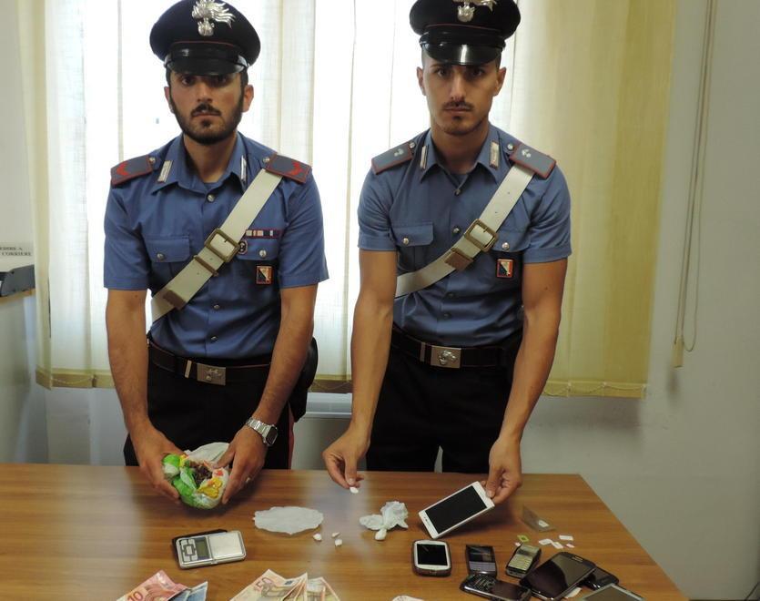 Minimarket della droga nel paese, due arresti 