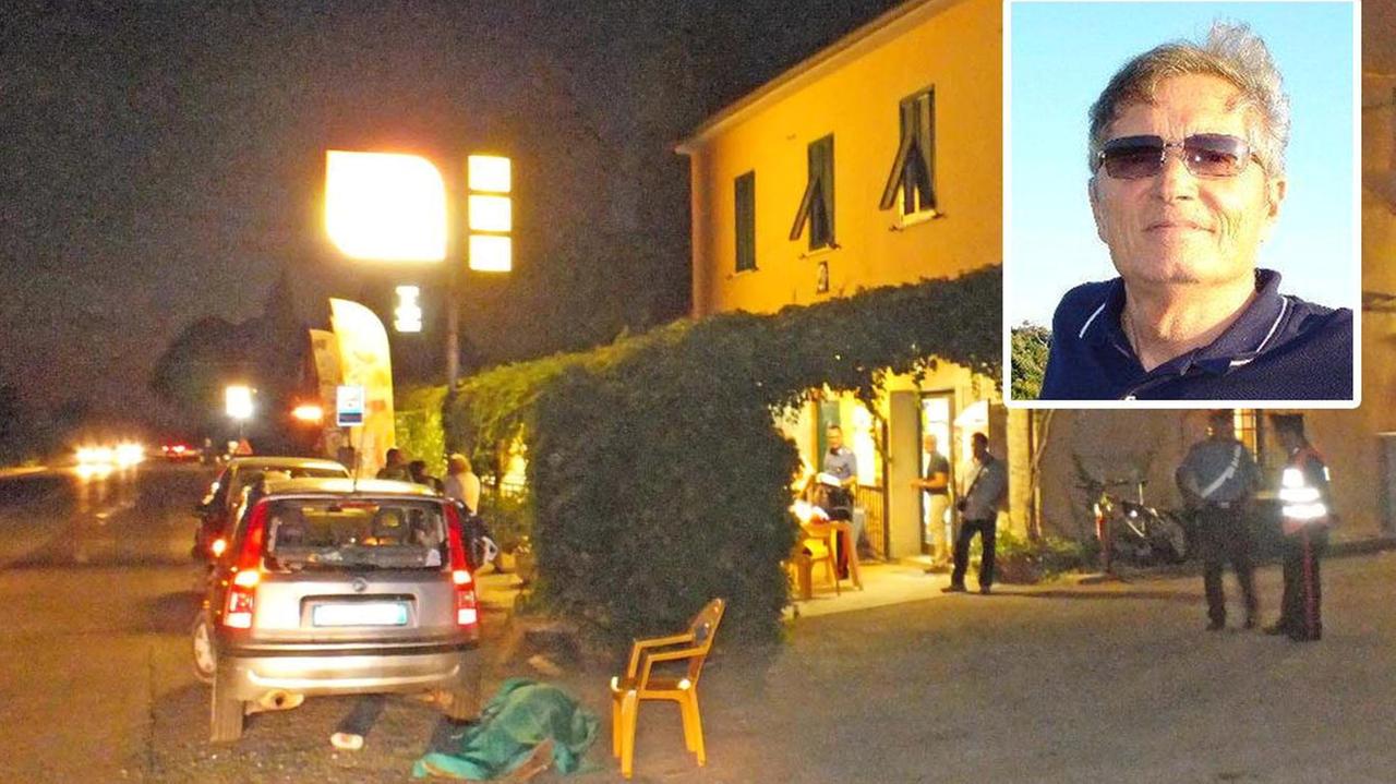 Il corpo di Carlo Landini accanto alla Panda contro cui si è schiantato con la bicicletta (fotoservizio Paolo Barlettani)
