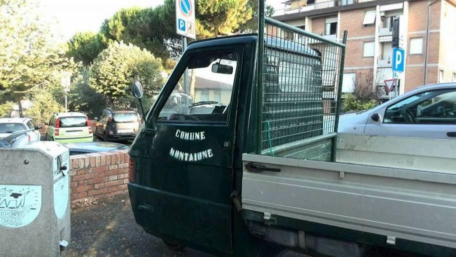 Ape del Comune nello stallo per disabili