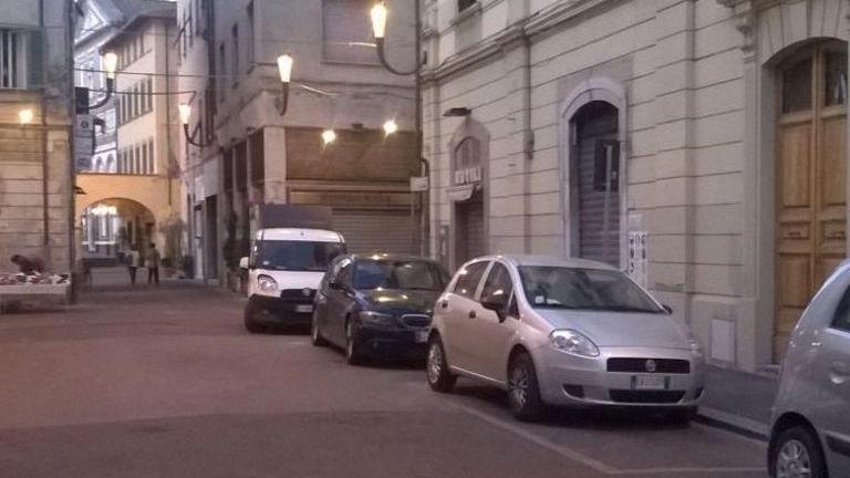 Auto in slalom tra i banchi caos nel giro per lo Sbaracco