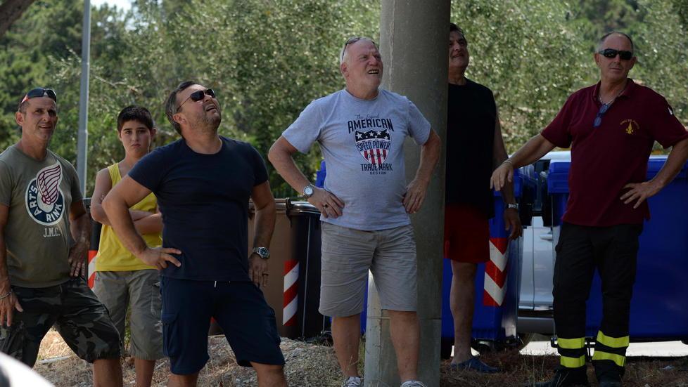 Le fiamme alte vicino alle case Spavento sul monte 