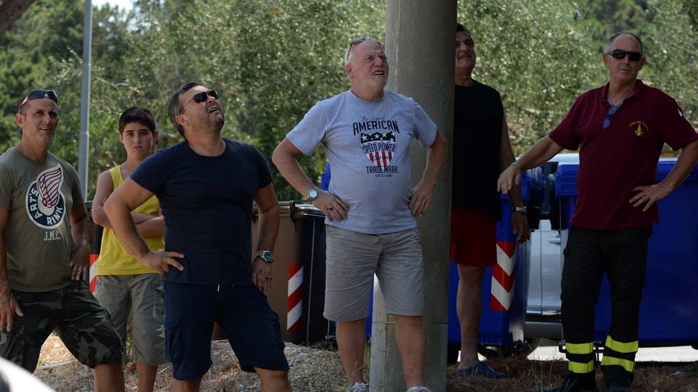 Le fiamme alte vicino alle case Spavento sul monte