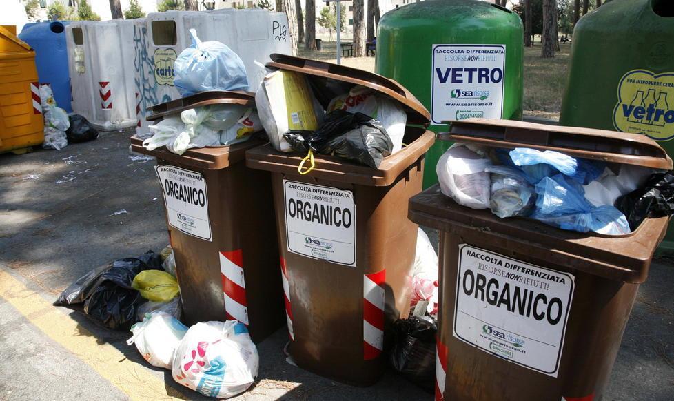 Isole ecologiche in tilt L’azienda: le aumentiamo