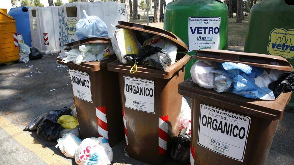 Isole ecologiche in tilt L’azienda: le aumentiamo