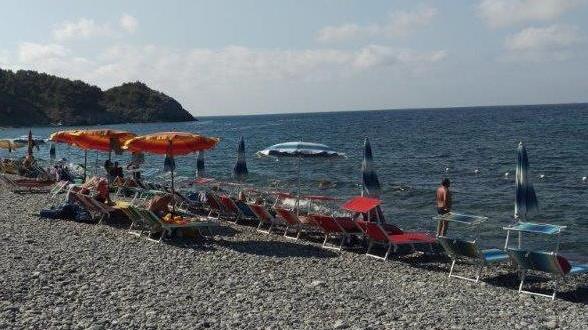 Spiagge apparecchiate, ancora sequestri