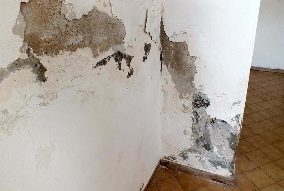 «Lo certifica anche l’Asl, questa casa non è più abitabile» 