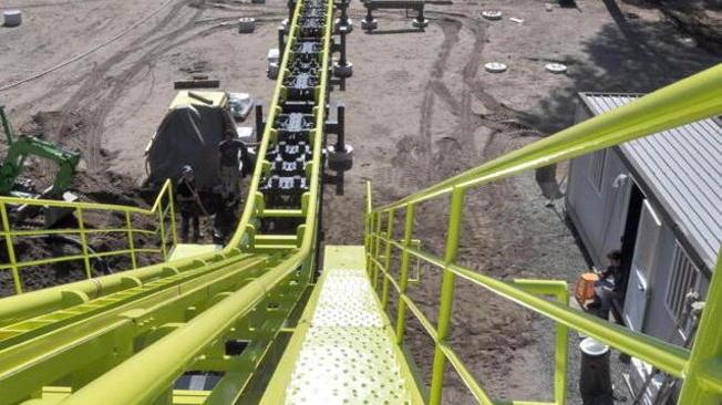 Brividi a 32 metri s’inaugurano le montagne russe