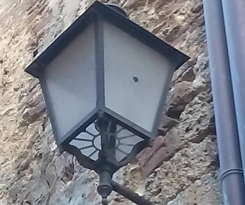 Spari di notte contro un lampione 
