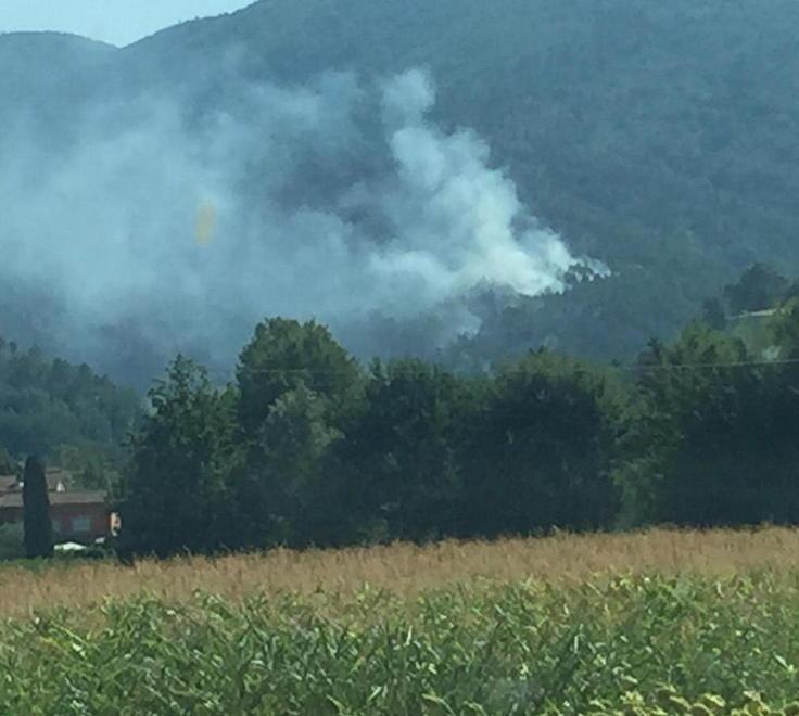 Incendi senza tregua boschi in fiamme a Guamo 