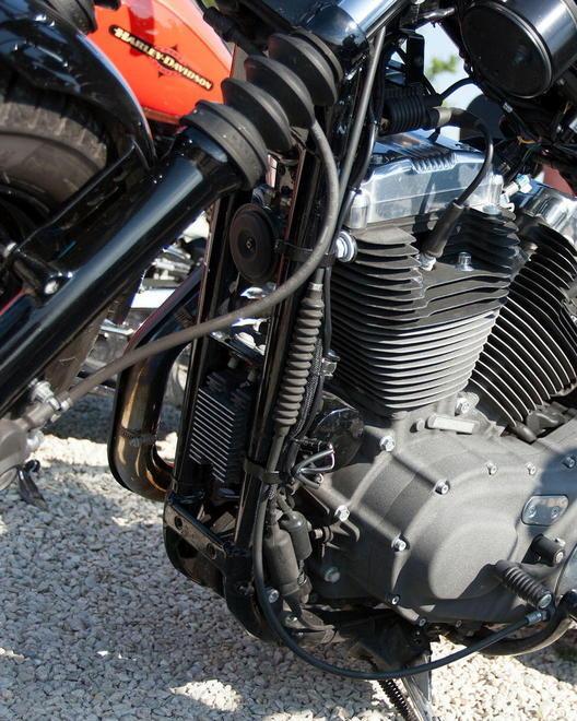 Chiede di provare le moto poi apre il gas e fugge