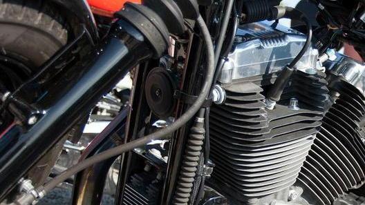 Chiede di provare le moto poi apre il gas e fugge