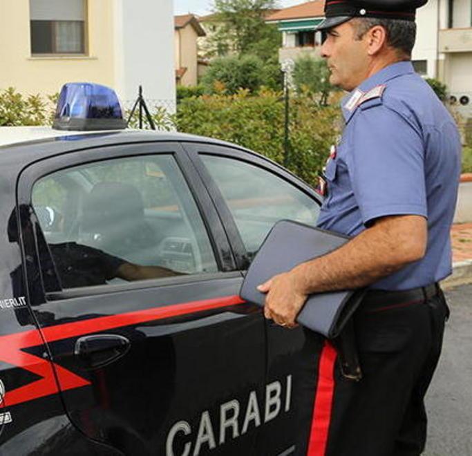 Promette all’anziano di aiutarlo e gli ruba il portafogli 