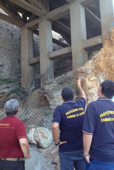 Interdetti 150 metri quadri sotto al ponte di Calafuria 