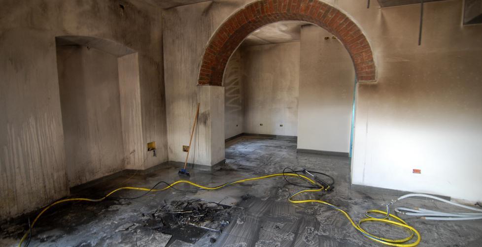 Fiamme nella notte, attentato distrugge un bar 