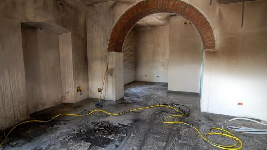 Fiamme nella notte, attentato distrugge un bar