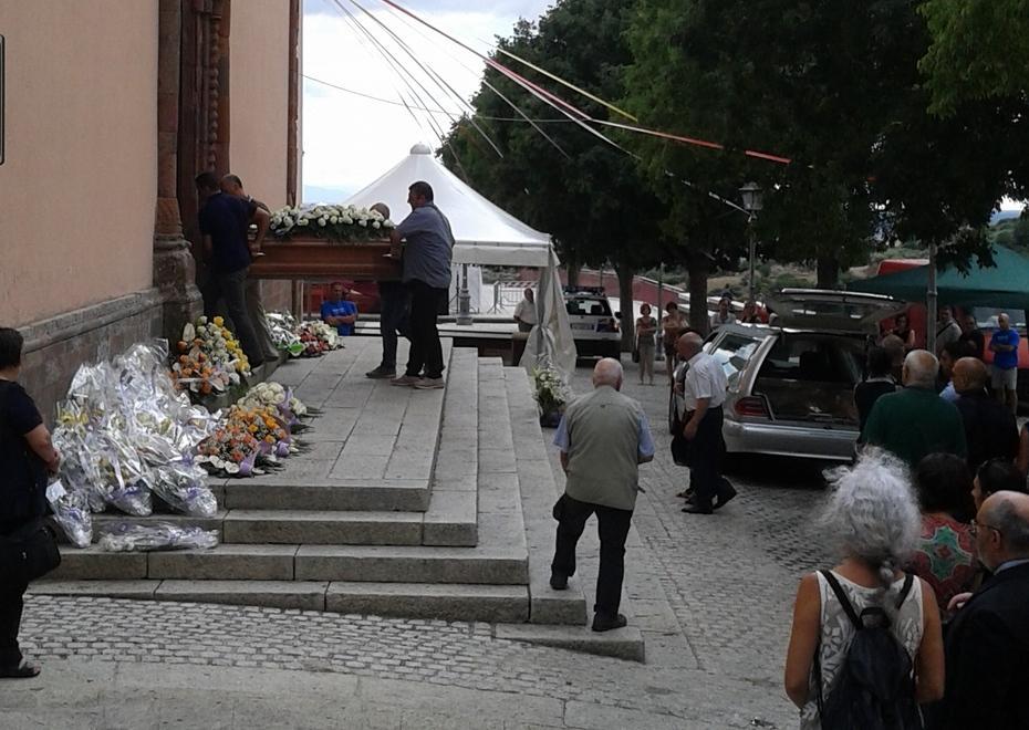 Tutto il paese al funerale del centauro morto sulla 125