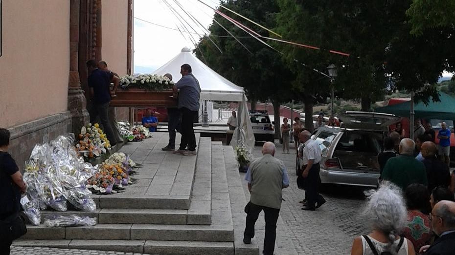 Tutto il paese al funerale del centauro morto sulla 125