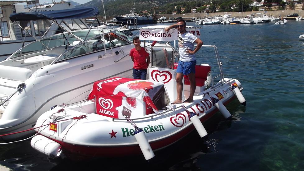 Con un gommone e un freezer due studenti s’inventano il lavoro