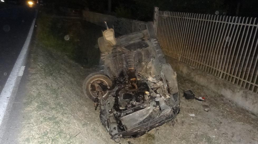 Cappottano in auto e fuggono: braccati e scoperti dagli agenti