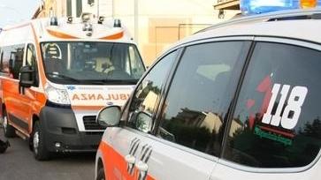 Vuole uccidersi con le forbici, la vicina lo salva
