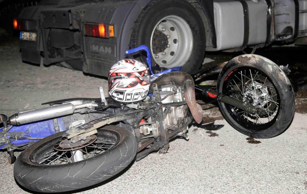 Resta grave il motociclista 17enne 