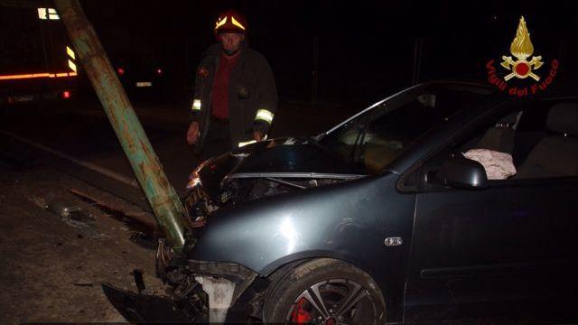 Feriti nell'auto contro un palo della luce