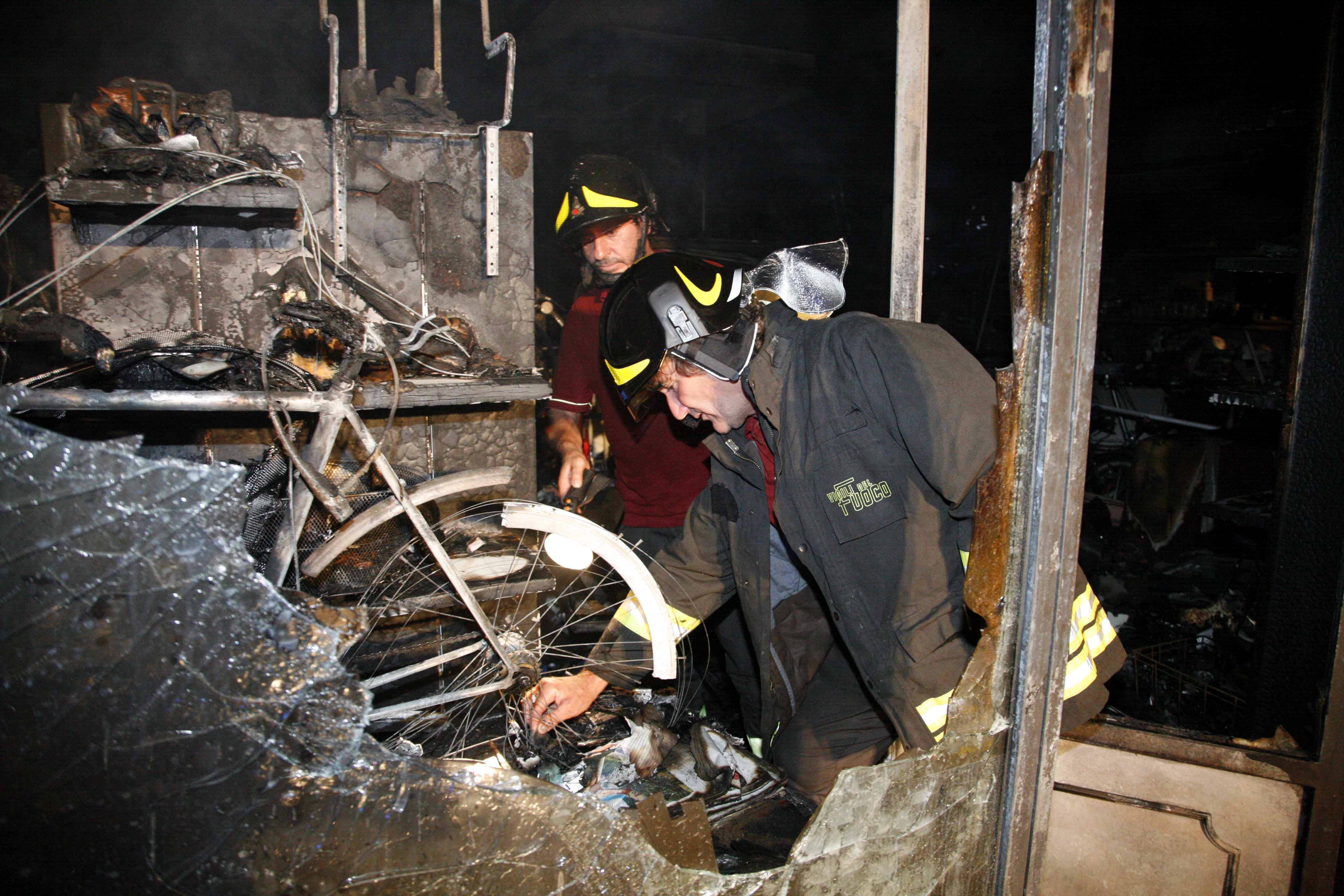 I vigili del fuoco intervenuti sul luogo dell'incendio