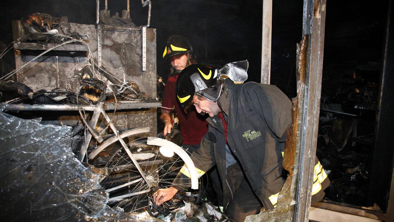 I vigili del fuoco intervenuti sul luogo dell'incendio
