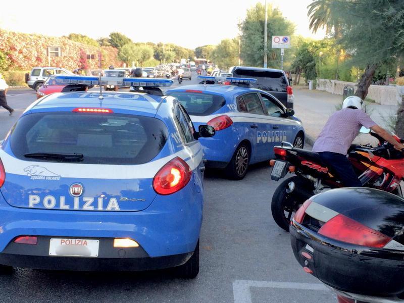 Strappa le catenine a due vittime, scippatore in azione