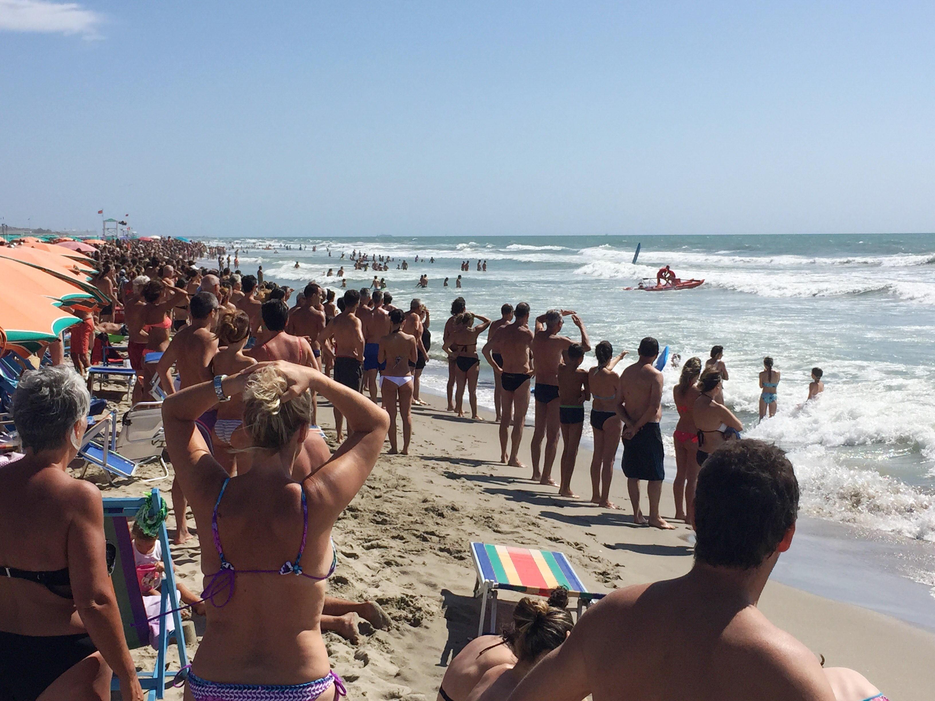 Bagnanti sulla riva seguono un intervento di salvataggio a Tirrenia (Foto Franco Silvi)