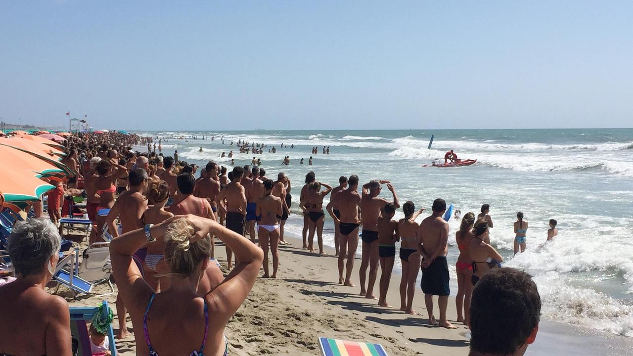 Bagnanti sulla riva seguono un intervento di salvataggio a Tirrenia (Foto Franco Silvi)