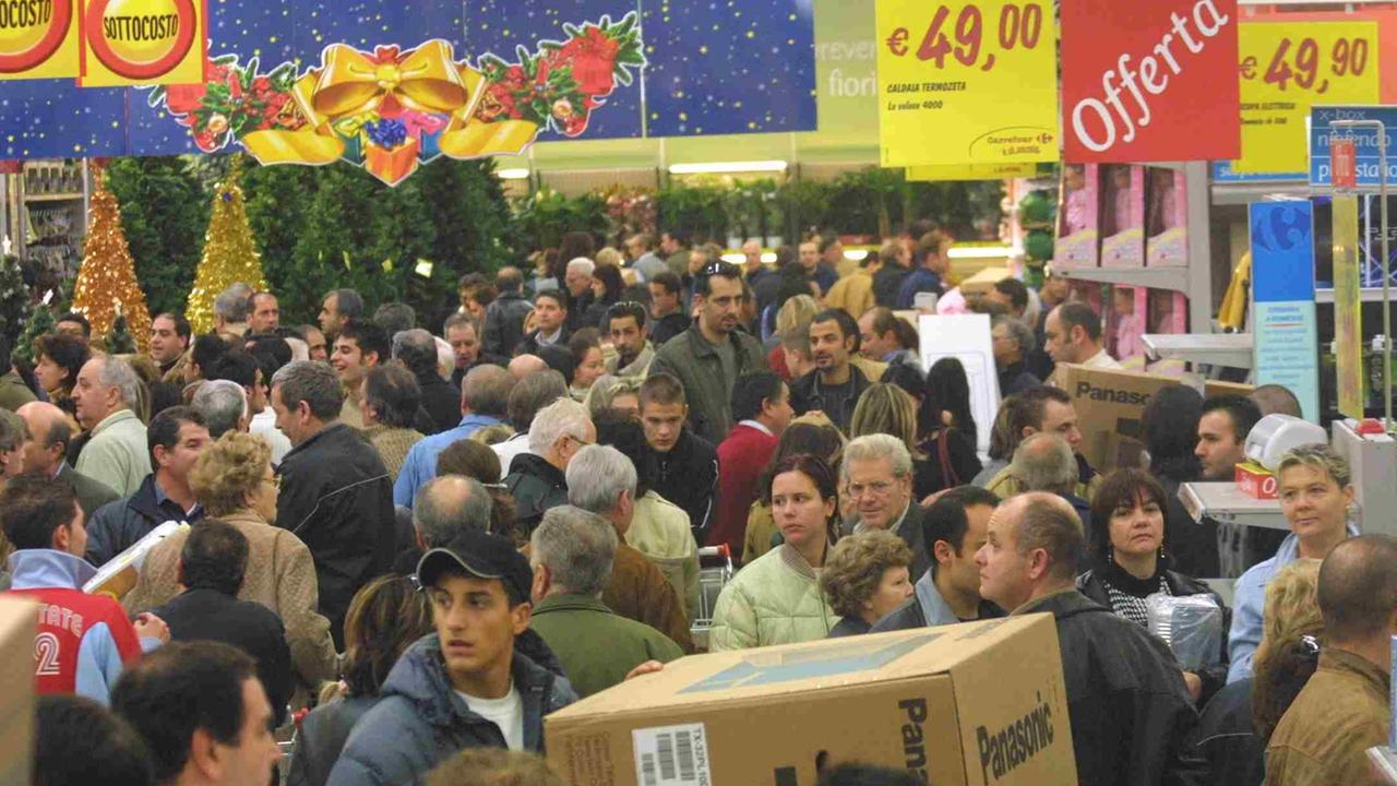 Folla al Carrefour di Calenzano nel giorno dell'inaugurazione